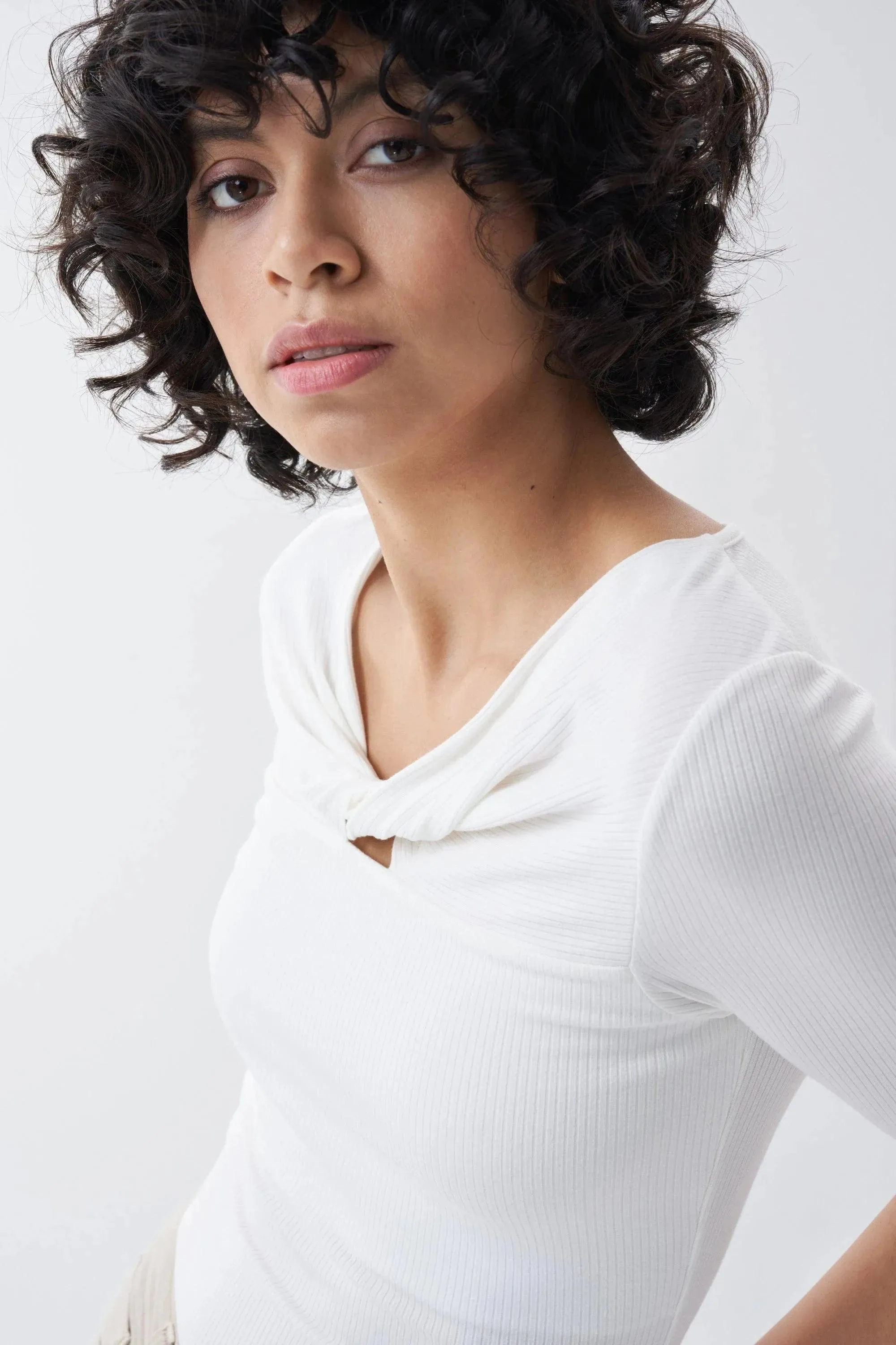 Camiseta con detalle de nudo en el escote