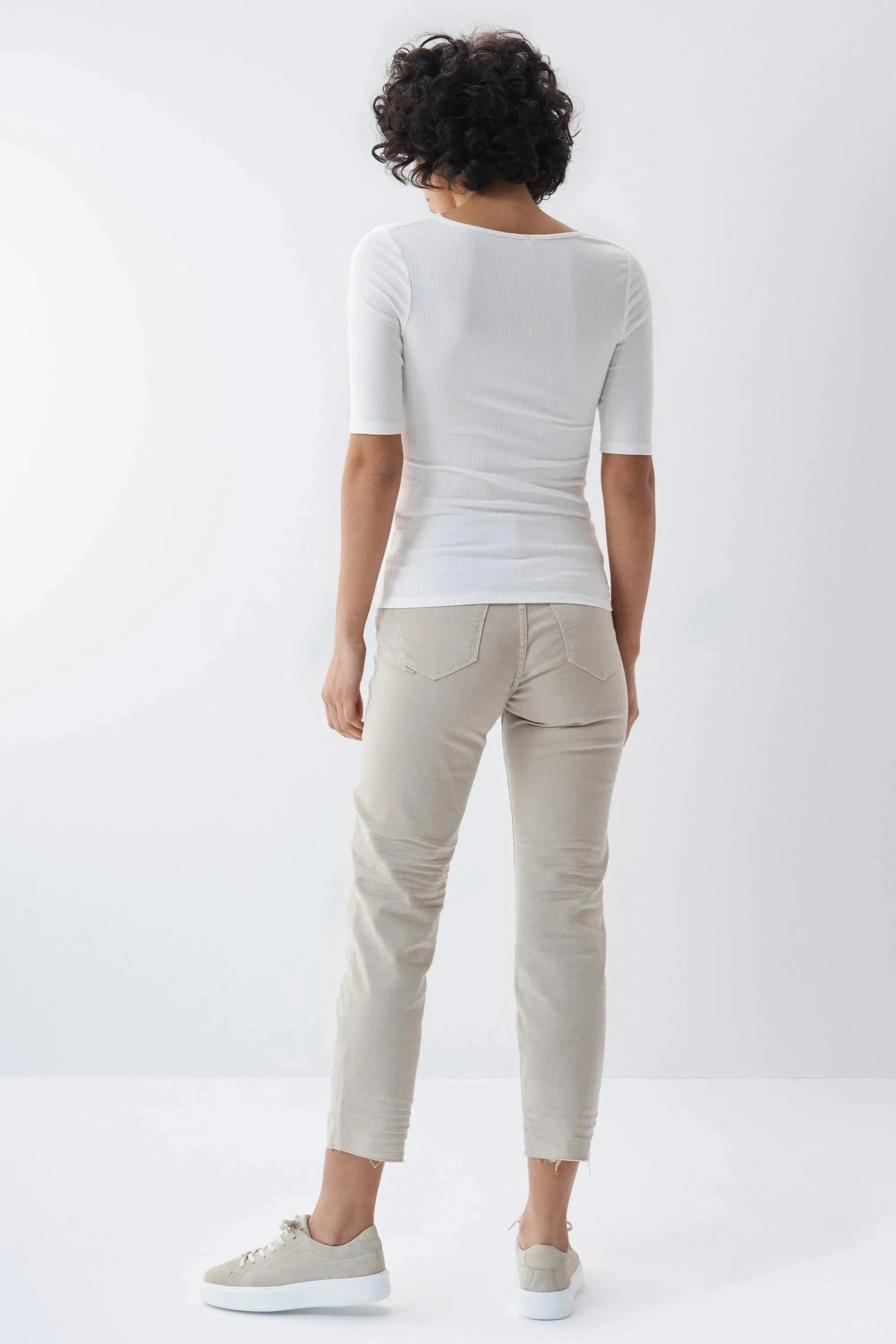 Camiseta con detalle de nudo en el escote