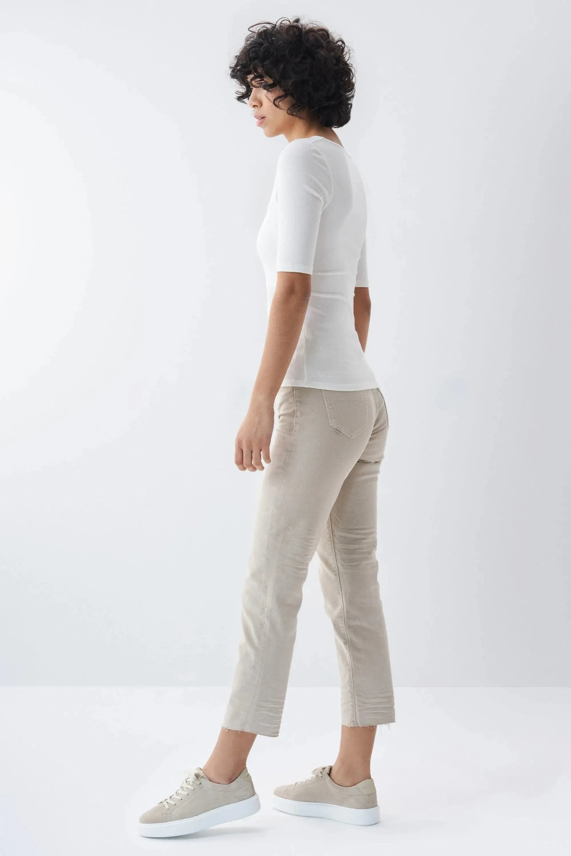Camiseta con detalle de nudo en el escote