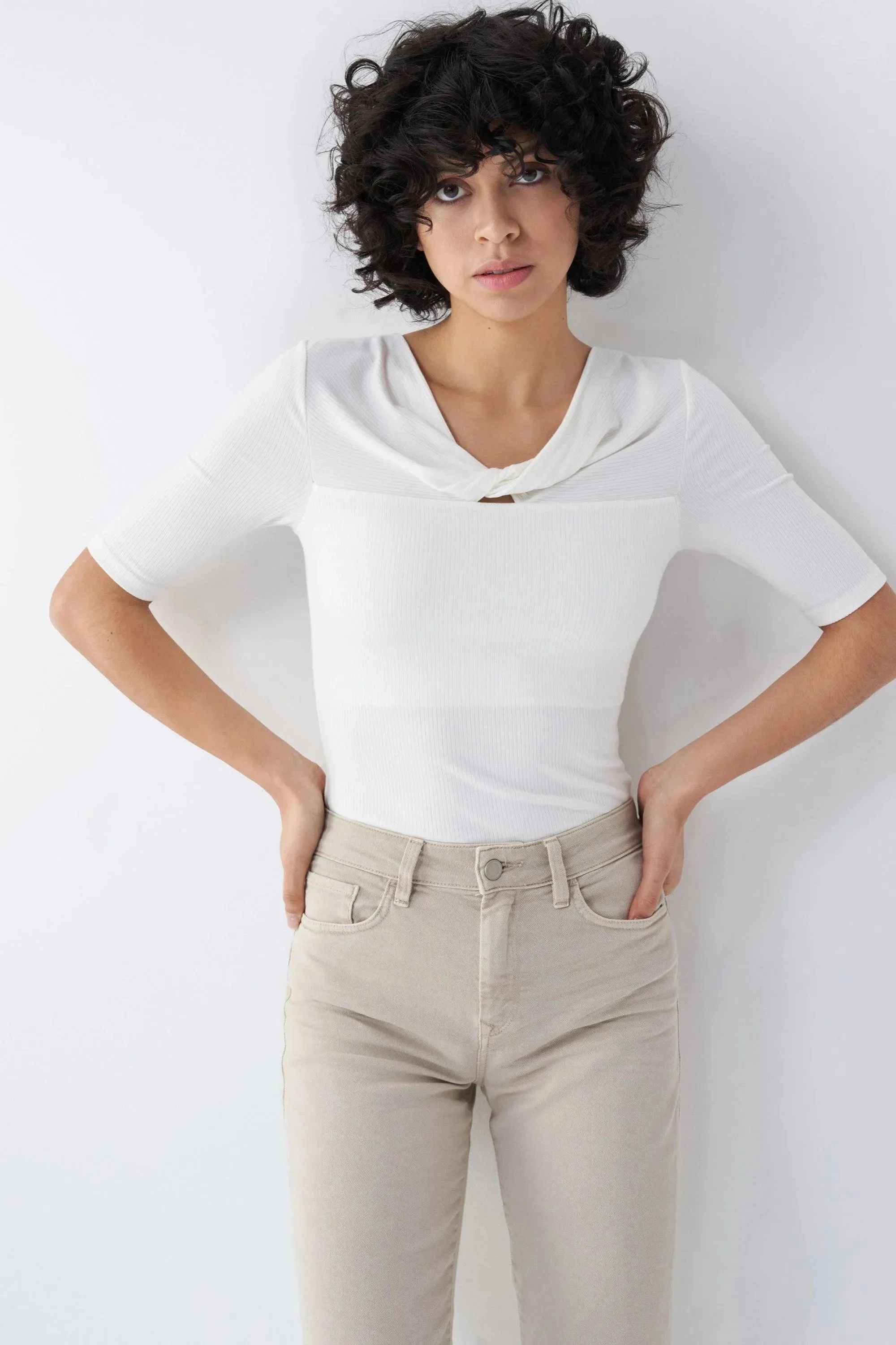Camiseta con detalle de nudo en el escote