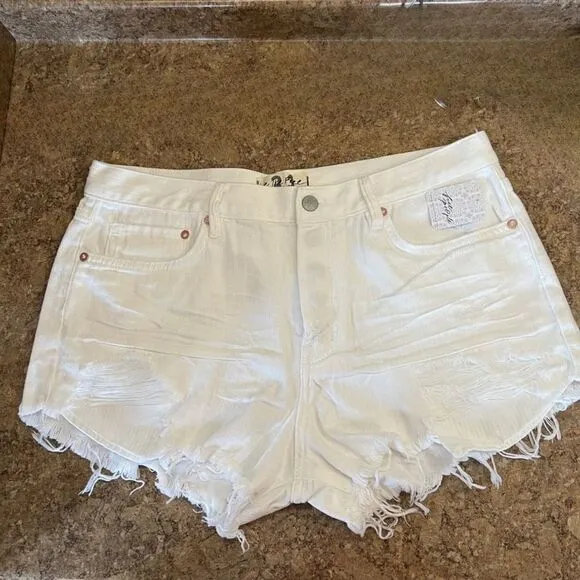 Free People Loving Good Vibrations Spring White Destroyed Denim Shorts Size 31
