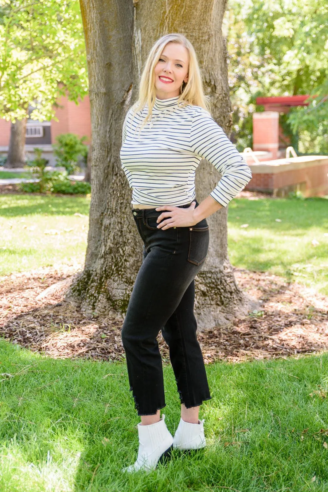 Hazel Blues® | Kelbie Destroyed Hem Crop Jeans