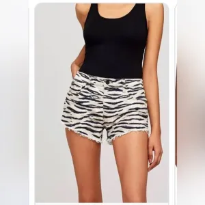 L’AGENCE Paris Audrey mid rise short Size 28 NWT