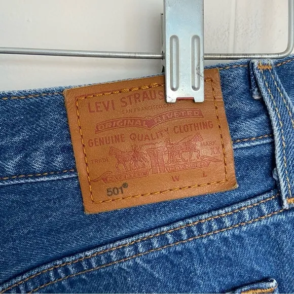 Levi’s Premium high rise 501 denim shorts cut off medium wash size 29
