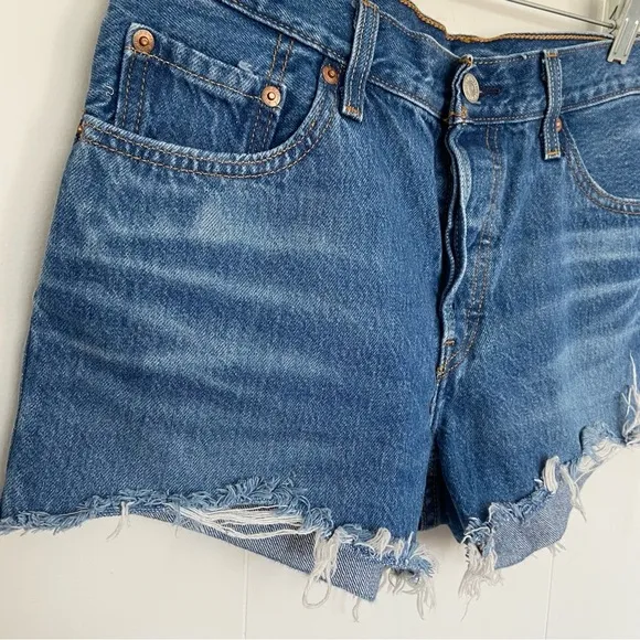 Levi’s Premium high rise 501 denim shorts cut off medium wash size 29