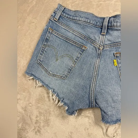 Levi’s X The Peanuts Gang Snoopy Woodstock 501 Cutoff Denim Jean Shorts Size 26