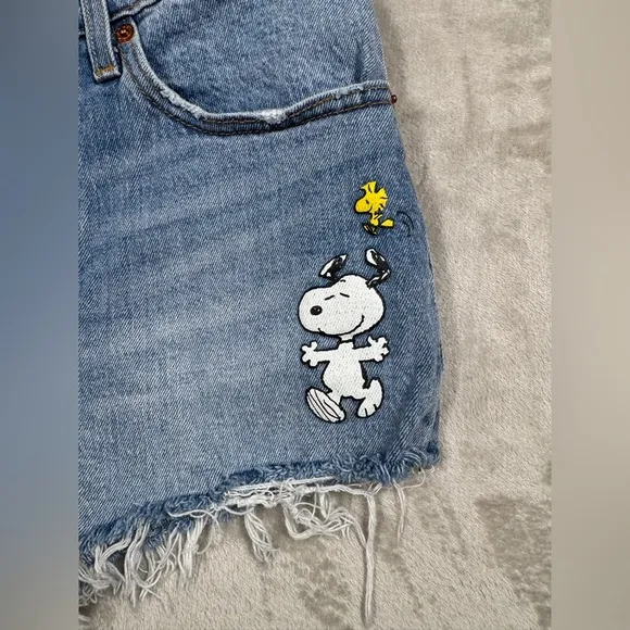 Levi’s X The Peanuts Gang Snoopy Woodstock 501 Cutoff Denim Jean Shorts Size 26