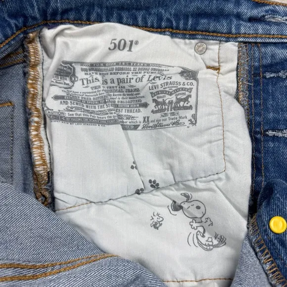 Levi’s X The Peanuts Gang Snoopy Woodstock 501 Cutoff Denim Jean Shorts Size 26