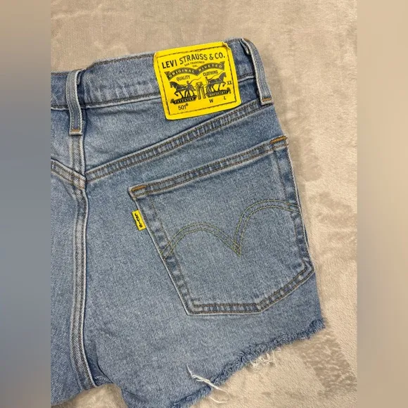 Levi’s X The Peanuts Gang Snoopy Woodstock 501 Cutoff Denim Jean Shorts Size 26