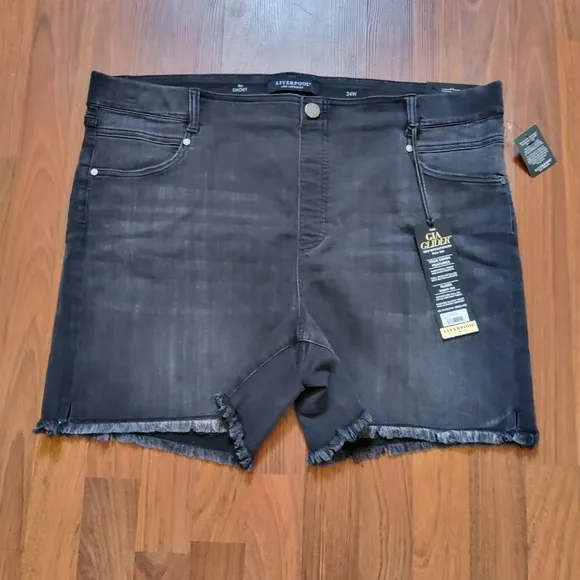 Liverpool The Gia Glider Pull On Frayed Hem Denim Shorts Size 24W Black New