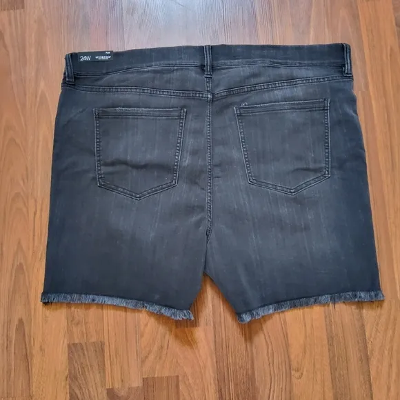 Liverpool The Gia Glider Pull On Frayed Hem Denim Shorts Size 24W Black New