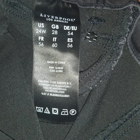 Liverpool The Gia Glider Pull On Frayed Hem Denim Shorts Size 24W Black New
