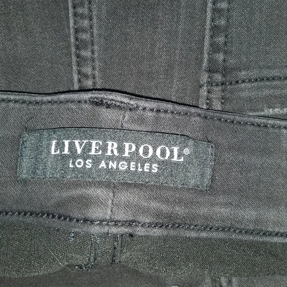 Liverpool The Gia Glider Pull On Frayed Hem Denim Shorts Size 24W Black New