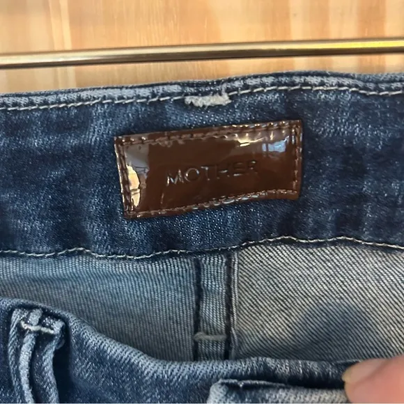 MOTHER The Looker Ankle Fray Jeans in Invitation Only Wash. Size. 25.