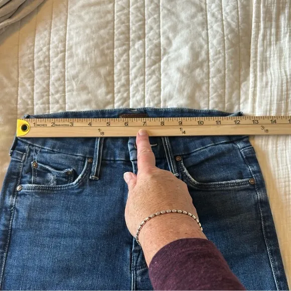 MOTHER The Looker Ankle Fray Jeans in Invitation Only Wash. Size. 25.