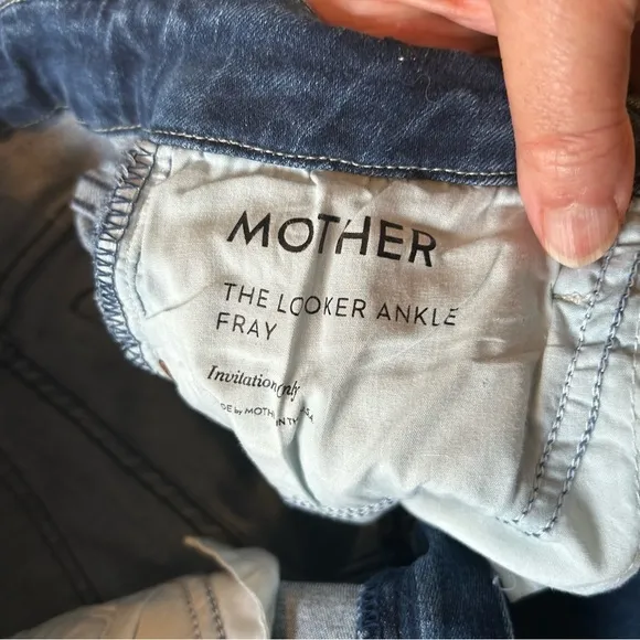 MOTHER The Looker Ankle Fray Jeans in Invitation Only Wash. Size. 25.