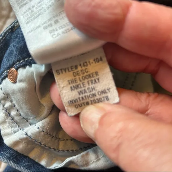 MOTHER The Looker Ankle Fray Jeans in Invitation Only Wash. Size. 25.
