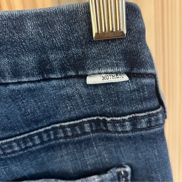 MOTHER The Looker Ankle Fray Jeans in Invitation Only Wash. Size. 25.