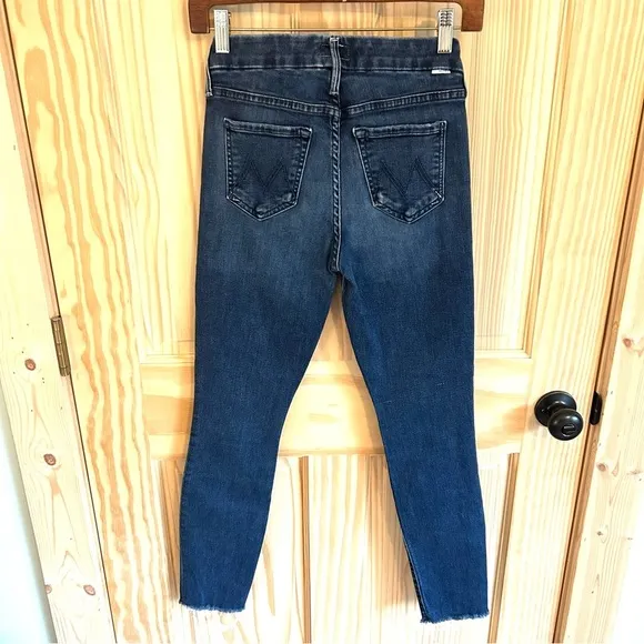 MOTHER The Looker Ankle Fray Jeans in Invitation Only Wash. Size. 25.