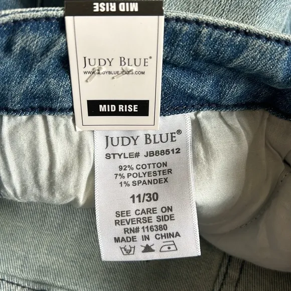 NWT Judy Blue Mid Rise Straight Leg Jean Crop Sz 11/30