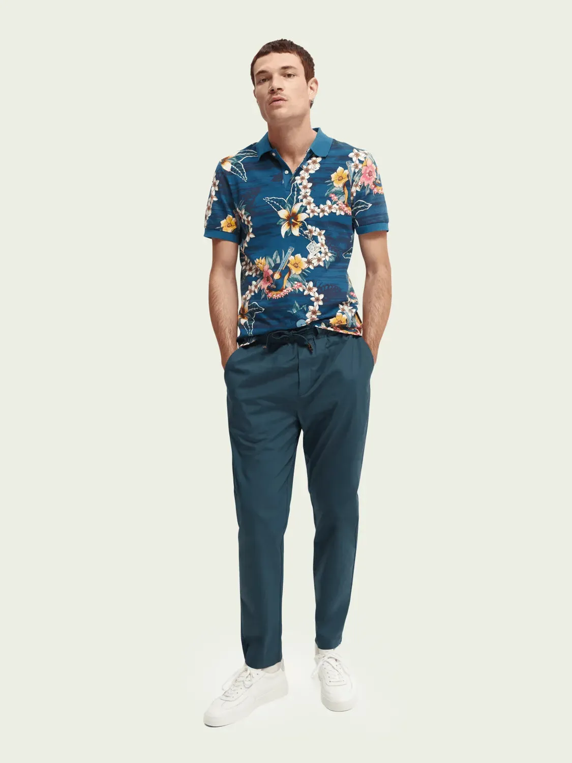 Polo de piqué de algodón orgánico con diseño estampado