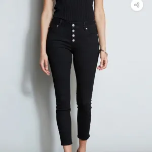 Tahari Emily Mid-Rise Button Fly Capri Black‎ Straight Leg Denim Designer Jeans