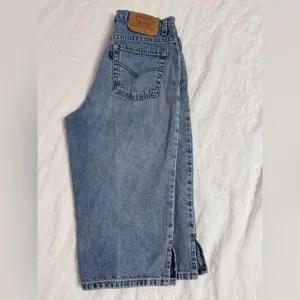 Vintage Y2K Levi’s Light Wash Denim Capri Shorts Size 9M Summer 28” Waist