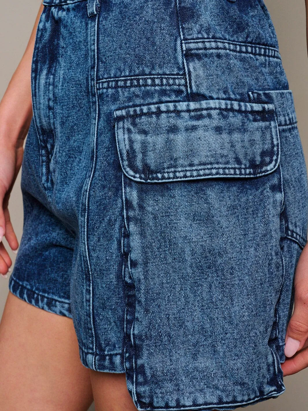 WOMEN'S BUTTON CLOSURE CARGO POCKETS DENIM SHORTS