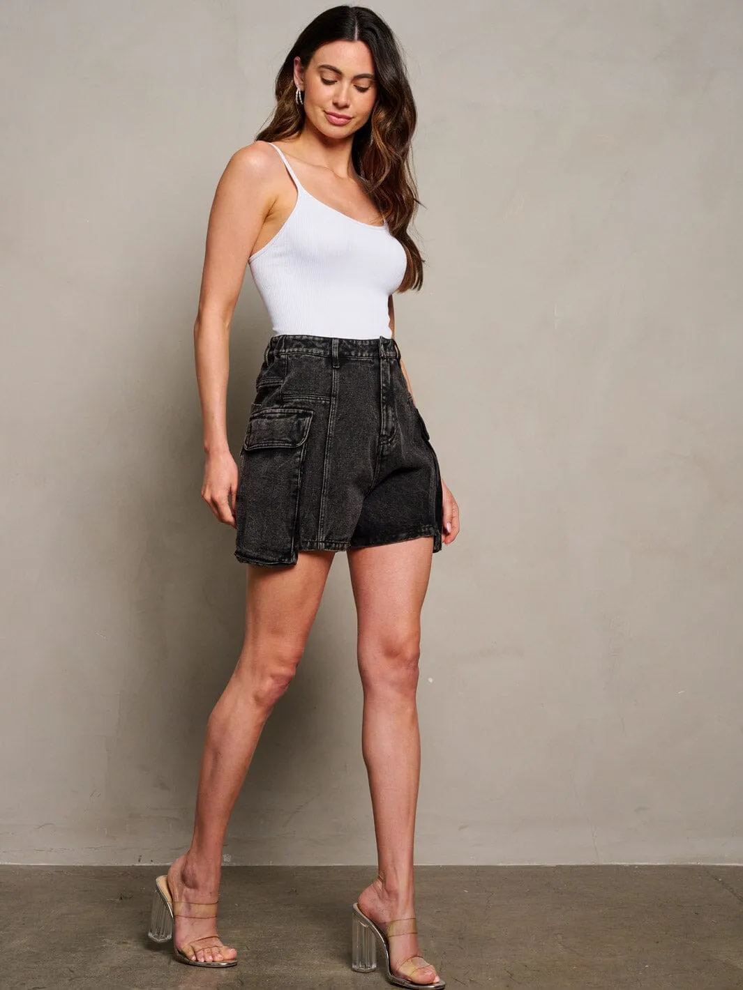 WOMEN'S BUTTON CLOSURE CARGO POCKETS DENIM SHORTS